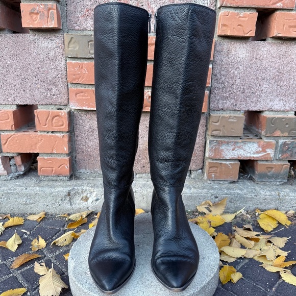 Sleek black knee-high leather boots - Picture 4 of 10